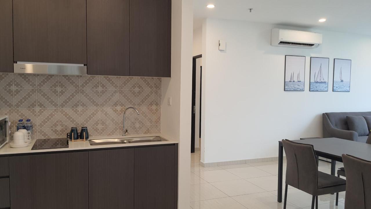 Ramada By Wyndham The Straits Apartemen *