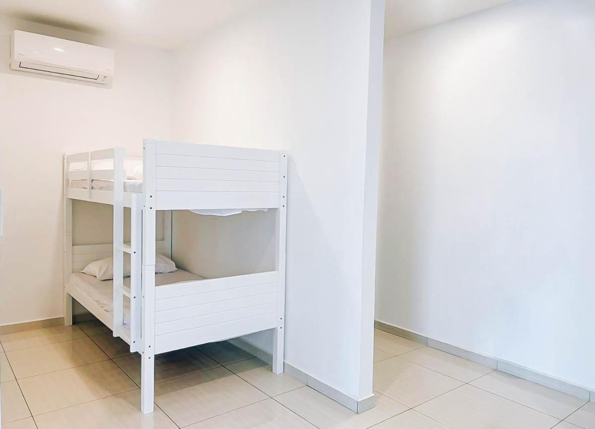 Ramada By Wyndham The Straits Apartemen